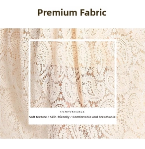 Detail aus aprikosenfarbenem Spitzenstoff mit Paisley-Stickerei und weicher Textur