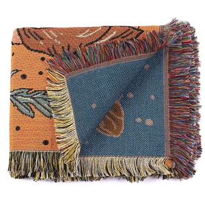 Boho-Strickdecke mit orangefarbenem Blattmuster und bunten Fransen für Camping
