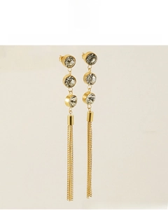 Détail de boucles d'oreilles pendantes en plaqué or 18K avec cristaux de zircone