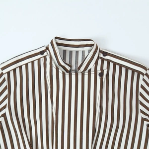 Camicia casual a righe verticali con spalline e colletto alla coreana marrone