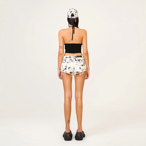 Vue arrière femme short en jean taille basse camouflage à l'encre et haut dos nu noir