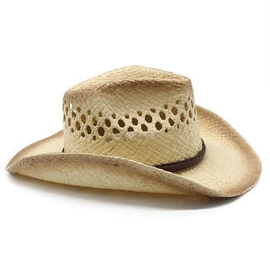 Détail du tissage ajouré et de la bande décorative brune sur un chapeau de cowboy en raphia