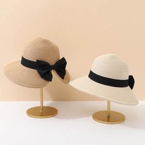 Chapeaux de soleil en paille élégants avec ruban noir en beige et naturel