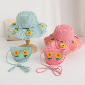 Dettaglio di cappello di paglia e borsa coordinata con girasoli per bambini in set