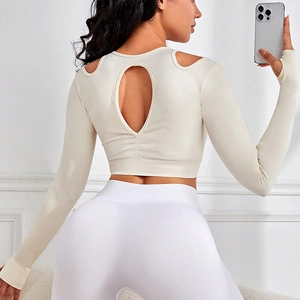 Haut de yoga crème pour femmes à manches longues avec découpe dos nu ajustée