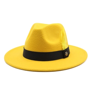 Vue détaillée d'un chapeau Fedora en feutre jaune avec ruban noir, plume et logo M