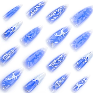 Blaue Ombré-Kunstnägel mit silbernen 3D-Schmetterlingen, Perlen und Blumendesign