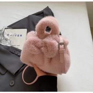 Detail der rosa Plüsch-Beuteltasche mit verstellbarem Lederriemen und Silberschnalle