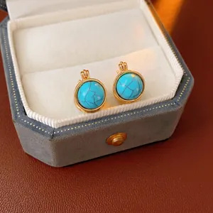 Boucles d'oreilles vintage en résine turquoise et cadre doré dans un écrin de luxe