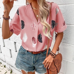 Chemise rose à manches courtes pour femmes avec col à revers et imprimé plumes