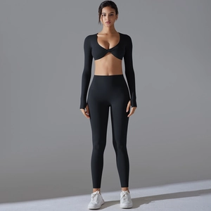 Vorderansicht von schwarzem langärmeligem Crop-Top und Leggings mit Daumenlöchern