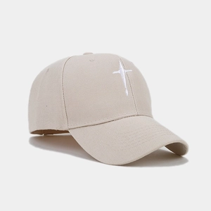Détail d'une casquette de baseball beige avec broderie étoile blanche sur sergé de coton