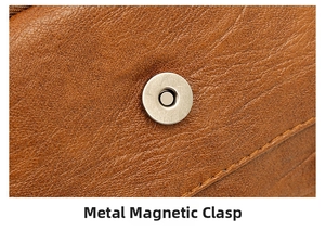 Détail d'un sac en cuir marron montrant le fermoir magnétique en métal argenté de haute qualité