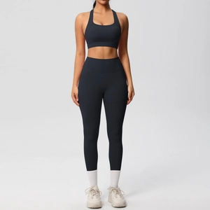 Detalle de tela elástica en el conjunto de yoga negro liso para fitness y pilates