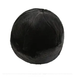 Vue arrière du bonnet d'hiver en fausse fourrure noire avec texture épaisse et dôme rond