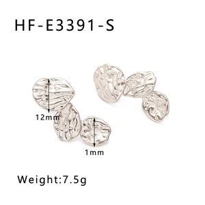 Detail of silver earrings with hammer texture finish, size 12mm, model HF-E3391-S