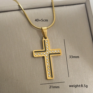 Détail du collier croix en acier inoxydable doré avec dimensions 33mm par 21mm