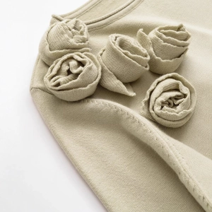 Maglione in maglia verde salvia con decorazioni floreali 3D e texture fine