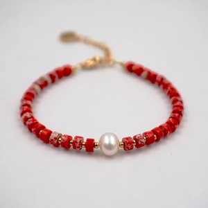 Bracelet fait main en perles de pierre damier avec cylindres rouges et perle blanche centrale