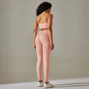 Rückansicht eines nahtlosen rosa Yoga-Sets mit Rückengurten und Lifting-Leggings