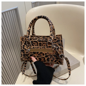 Dettaglio della borsa leopardata con cerniere metalliche e tracolla in pelle testurizzata