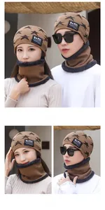 Detalle de gorro y bufanda de punto para invierno con estrellas y forro polar suave