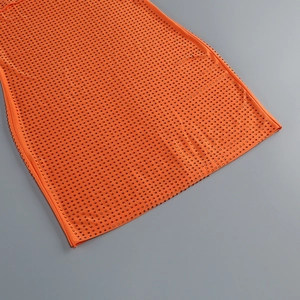 Détails de strass orange scintillants sur une robe de soirée moulante et plissée chic