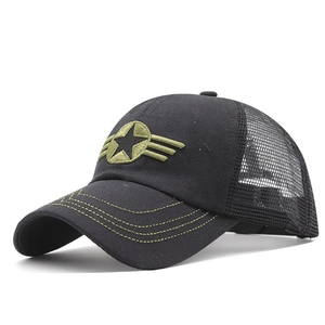 Détail de la casquette trucker noire avec broderie étoile verte et maille respirante