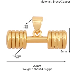 Vue macro d'un pendentif haltère doré avec mesures détaillées pour création de bijoux