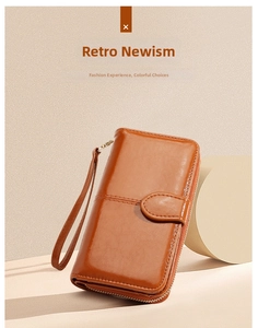 Detail der braunen Vintage-Ölwachs-Lederclutch mit Handschlaufe und Druckknopfverschluss