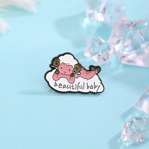 Süße rosa Schaf-Emaille-Anstecknadel auf weißer Wolke mit dem Text Beautiful Baby