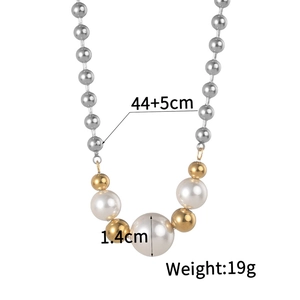 Detail view of dual-tone metal and pearl necklace with 44+5cm adjustable chain and 19g weight