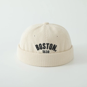 Détail du logo BOSTON brodé sur le bonnet docker en velours côtelé beige pour enfant
