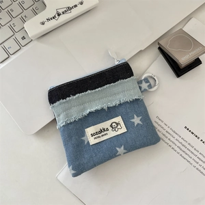 Detail der blauen Denim-Patchwork-Geldbörse mit Sternenprint und Hundestoffetikett