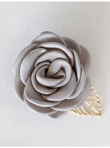 Détail macro d'un corsage de rose en satin gris argenté avec feuille en métal doré