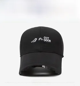 Détail de la broderie 3D de montagne blanche sur une casquette en coton noir à long bord