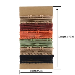 Dettaglio di elastici per capelli intrecciati boho in vari colori su cartoncino