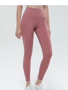 Dettaglio dei leggings da yoga rosa a vita alta con cuciture laterali modellanti