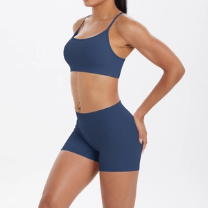 Vue latérale de l'ensemble de yoga bleu foncé avec brassière à fines bretelles et short taille haute
