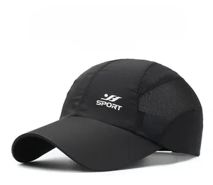 Dettaglio del cappellino da baseball nero in mesh traspirante con logo Sport bianco