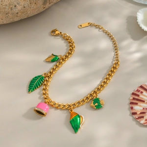 Dettaglio della collana delfino placcata oro 18K con ciondoli smaltati colorati su pietra