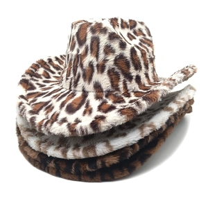 Pile de chapeaux de cowboy en fausse fourrure léopard avec large bord pour l'hiver