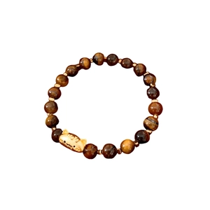 Bracelet élastique en perles d'oeil de tigre plaqué or avec un charme de chat vintage
