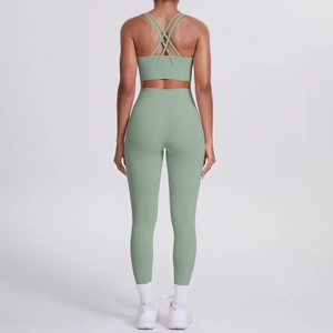 Vista posteriore del set yoga verde salvia con reggiseno sportivo incrociato e leggings