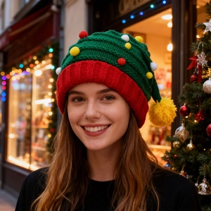 Gestrickte Weihnachtsbaum-Mütze in Grün und Rot mit bunten Pompons für Winterpartys