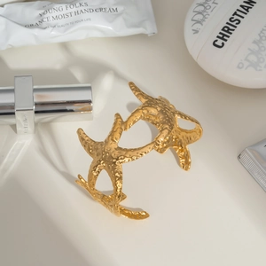 Bracelet jonc ouvert étoile de mer dorée avec texture martelée et accessoires de luxe