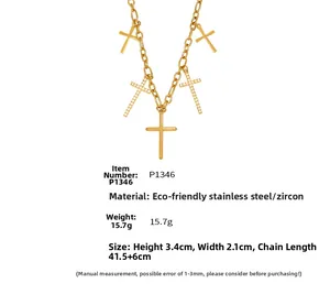 Détail du collier doré en acier inoxydable avec cinq pendentifs croix et zircon