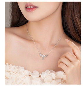Détail d'un collier s925 en argent avec pendentif étoile et lune sur un mannequin