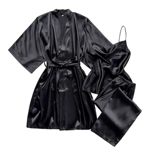 Ensemble pyjama 3 pièces en satin noir avec peignoir, débardeur et pantalon long