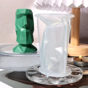 Detail van siliconen mal voor DIY Moai-beelden met geometrische groene kaarsafwerking